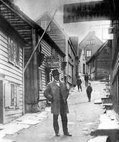 Ernst Bryne i Høleberggata. Fabrikken lå i huset til høyre.