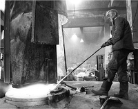 Ernst Knutsen ved smelteovnene. Han var ansatt i 33 år. Bildet ble tatt i november 1982. Foto: Rogalands Avis/Stavanger byarkiv.