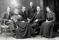 Fra venstre Sverre, Martha, Haakon, Ellen, Georg T. Monsen og Signe. Bildet ble tatt 15. september 1916. Foto: Hakon Johannessens fotoarkiv/Stavanger byarkiv.