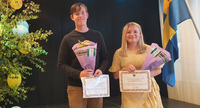Isak Mellgren och Rebecka Öhgren med sina diplom.