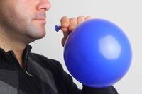 O exercício de encher balões é um exemplo eficaz e barato de treinar a musculatura respiratória.