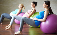 Os exercícios físicos reduzem o risco de complicações obstétricas, geram maior controle do ganho de peso da mãe e atuam positivamente no estado psicológico.