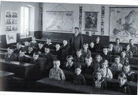 Žáci jednotřídní školy se svým učitelem (kolem roku 1935)