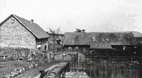 Typické stavení třicátých let minulého století s předzahrádkou a nově zbudovanou, již zděnou stodolou.