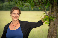 Yogalehrerausbilderin, Chakra- und Mantrayogalehrerin, Entspannungs- und Meditationskursleiterin, Faszien- und Lachyoga, Ayurveda Gesundheitsberaterin (BYV)