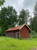 En uthusbyggnad som fått nya Vindskivor och delvis bytt läkt