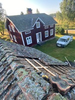 Här lappar och lagar vi ett gammalt handslaget två-kupigt lertegeltak.