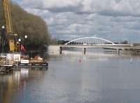 Le nouveau pont sera érigé à la hauteur de la barge ci-dessus.
