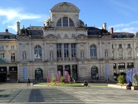 De minérale à végétale, la place du Ralliement va commencer, peu à peu, à prendre des couleurs avec des plantations éphémères.