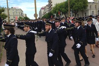 Main sur l'épaule du camarade, gants blancs, costume de gala : la tradition a été respectée.