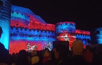 Sur les remparts du château du Roi René, un son et lumière de toute beauté.