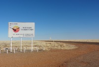 Le territoire du Nord, c'est l'Outback où pistes et routes se déroulent dans un nuage de poussière rouge.