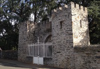 Une libre adaptation de la Porte de Damas ouvre sur le parc de la rue de la Ballée.