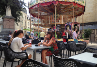La place Saint-Eloi est un lieu très fréquenté et apprécié des touristes.