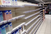 Au rayon des produits sanitaires, on ne trouve plus de désinfectant et de gel hydroalcoolique.