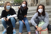 Philomène, Anouk, Elsa : même masquée, la jeunesse investit tout doucement la ville libérée.