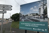 Derrière cet ultime bosquet, il n'y a plus arbre qui vive sur les 2,5 km du boulevard Patton.