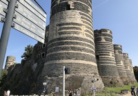 Avec sa muraille de schiste et de calcaire, la forteresse angevine semble indestructible.