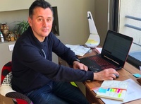 Ingénieur informatique, Roger Quémard a fondé la société de maintenance C4LLMI, située à Angers.