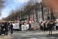 Sous un soleil bien établi, les manifestants ont fait une halte sur le boulevard du Roi-René.