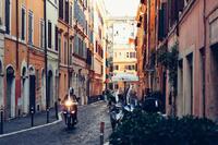 Une rue colorée de Monti et ses scooters.