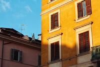 Bâtiments colorés sous le soleil du printemps au coeur de Rome.