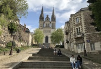 L'impressionnante Montée Saint-Maurice avec la non moins majestueuse cathédrale.
