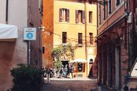 Les terrasses sous le soleil de Rome.