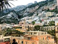 Positano et ses maisons colorées sur les falaises.