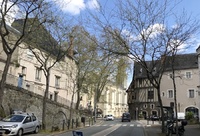 Maisons à colombages, église de la Trinité et abbaye du Ronceray cohabitent sur la place de la Laiterie