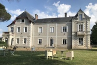Sur les hauteurs de Rochefort, le château Piéguë cumule vignoble et chambres d'hôtes.