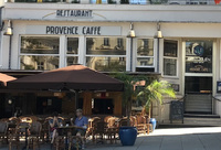 Située au premier étage, la salle du Provence Caffé offre une vue panoramique.