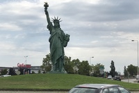 Entre zone artisanale et aéroport, la route de Strasbourg accueille la réplique de la statue de la Liberté (photo Angers Etc).
