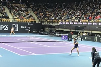 Yue Yuan en fond de court et Shuai Zhang en premier plan.