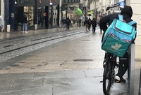 À Angers, comme ailleurs dans le pays, par tous les temps, les livreurs de Deliveroo sont disponibles.