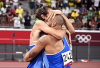 Gianmarco Tamberi abbraccia Marcell Jacobs dopo aver primeggiato rispettivamente nel salto in alto e nei 100 metri. EPA/CHRISTIAN BRUNA