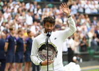 EPA/NEIL HALL | Matteo Berrettini dopo la finale di Wimbledon... esempio di eleganza per gli sportivi di tutto il mondo, di come si arriva secondi