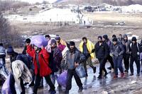 Migranti si spostano dal campo bruciato di Lipa, in Bosnia, il 29 dicembre 2020 - Ansa