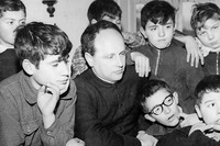 don Milani con i suoi ragazzi di Barbiana