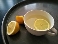 Keltainen väri voimistaa solar plexusta. Sitruunavesi raikastaa hellepäivänä.
