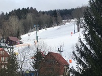 Sjezdovka je vidět z okna