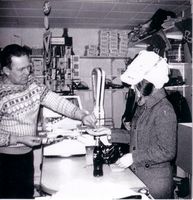 Eeli Ylläsjärvi ja asiakas (helmikuu 1971)