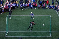 Kuva 4: Tärkeä osa seurakulttuurin vahvistamista ovat yhteiset tapahtumat, joihin seuran eri joukkueet osallistuvat. Perinteinen HJK Cup -rangaistuspotkukilpailu on kerännyt vuosien ajan Klubin juniori- ja edustusjoukkueet viettämään yhteistä aikaa Töölön jalkapallostadionille. Kuvan oikeudet: Jussi Eskola.
