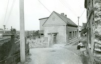dům čp. 162, napravo dnes neexistující zástavba v ulici Pod Školou, sbírka NPÚ, ÚOP Středních Čech v Praze