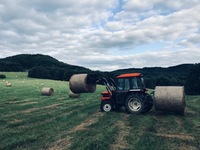 Balíky (125cm) vozíme na předním nakladači i na “zadku”. Po rovině není žádný problém. V naší pahorkatině musíme jezdit s GL33 pomalu, když jsme takhle naložený. Za hodinu jsme schopni takto navozit 8 balíků (cca 400m) z pole včetně narovnání na palety.