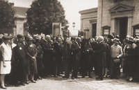 Funeral de Leoš Janáček el 15.8.1928. Disposición de los invitados fúnebres en el cementerio central brunense. En el centro, el director de orquesta František Neumann conversando con la viuda Zdenka Janáčková © Museo Regional Moravo