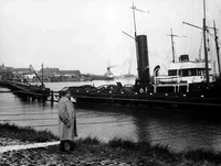 Leoš Janáček explora el puerto de Vlissingen durante su regreso de Inglaterra (1926) © Museo Regional Moravo