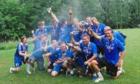 Chelsea Supporters Finland juhlii Viikinsaari Cupin voittoa ensimmäistä kertaa (n. 10 vuotta sitten)