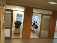 Bilde av behandlingsrom med vakuum maskiner: t.v vakummaskinkropp, t.h vakuumarm