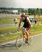 Pyöräilyosuus loppumetreillä. Alla Nishiki Trim Master. Huomioi makkarakypärä, remmit polkimissa, normikello ranteessa ja tuubi kiinni satulatolpassa.!